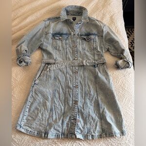 Gap mini denim shirtdress with belt at waist and pockets. Perfect Condition! SzL